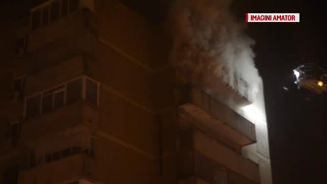 Panica intr-un bloc de 10 etaje din cartierul bucurestean Tineretului. Un apartament a fost cuprins de flacari