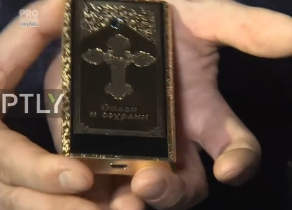 Dupa telefoanele gravate cu chipul lui Vladimir Putin, in Rusia a aparut primul "telefon ortodox". Cum arata si cat costa
