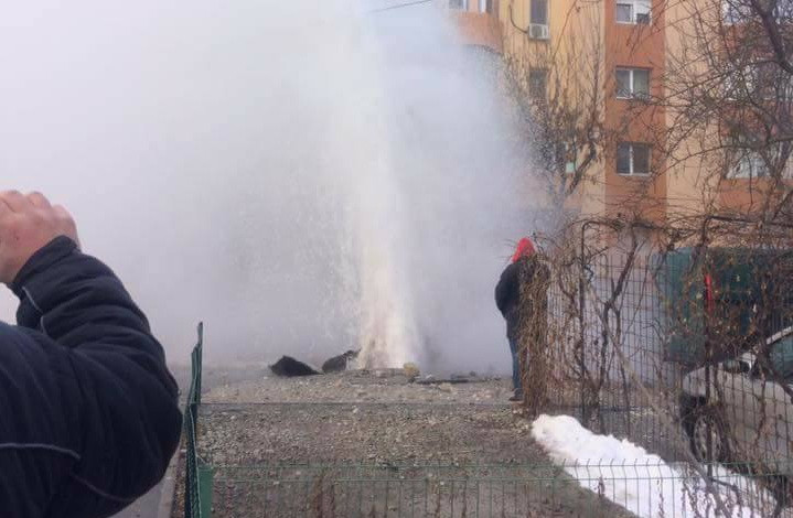Avarie uriasa la sistemul de incalzire din Craiova. Jetul de apa a atins 10 metri, mai multe masini au fost avariate. VIDEO