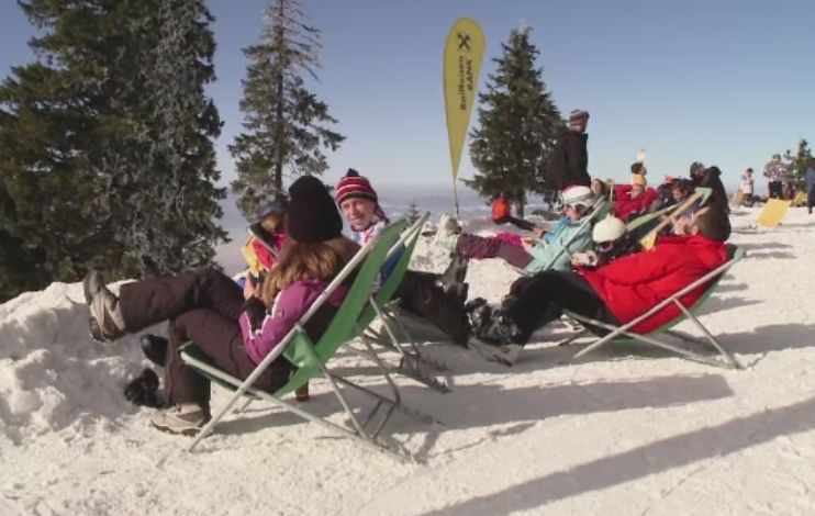 Relaxare pe sezlong, cu cafea sau vin fiert. Peisaj de poveste pe masivul Postavaru, unde turistii si-au prelungit vacanta