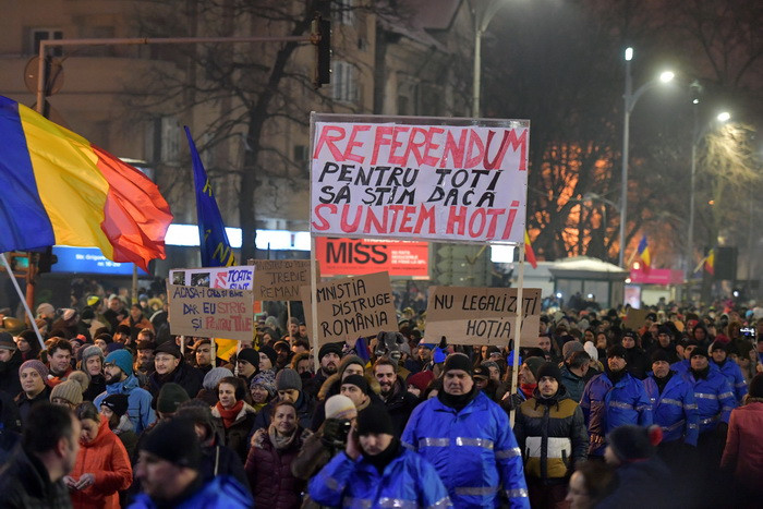 Reuters, despre protestele din Romania: "Mii de oameni protesteaza impotriva decriminalizarii unor infractiuni"