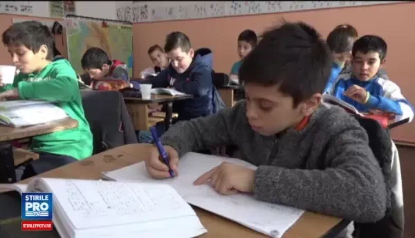 Solutia gasita intr-un sat din Alba pentru copii care nu merg la scoala pentru ca sunt saraci: Acum invat, ma joc si mananc