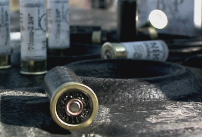 Adolescent de 16 ani, la un pas de moarte dupa ce un prieten l-a impuscat accidental cu o pusca. Cum s-a intamplat totul