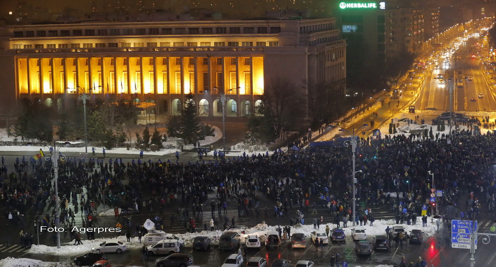 Legea amnistiei si a gratierii a scos in strada zeci de mii de oameni, in Capitala. FILMUL evenimentelor. GALERIE FOTO, VIDEO
