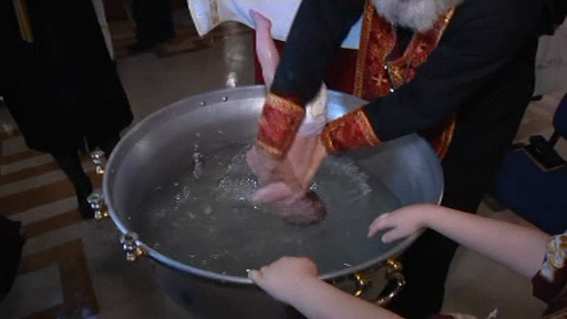 Botez cu acrobatii. Modul in care Patriarhul Georgiei a botezat mai multi copii a fost catalogat drept un abuz. VIDEO
