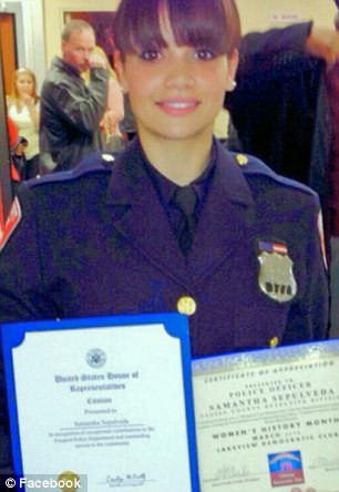 O politista din New York este model de lenjerie intima part-time. Reactia infractorilor cand o vad: "Aresteaza-ma cand vrei"