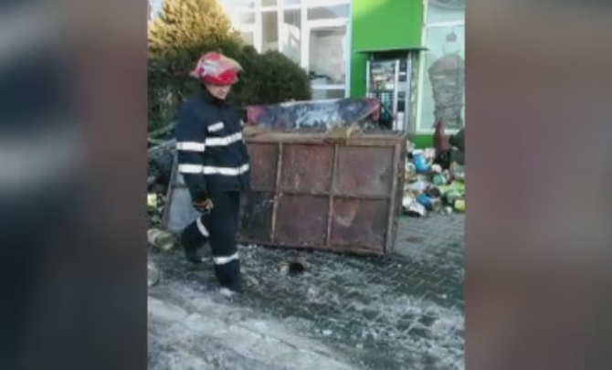 Doi pietoni au fost raniti la Gaesti dupa ce un container cu fier vechi s-a rasturnat in trafic. Soferul este cercetat penal