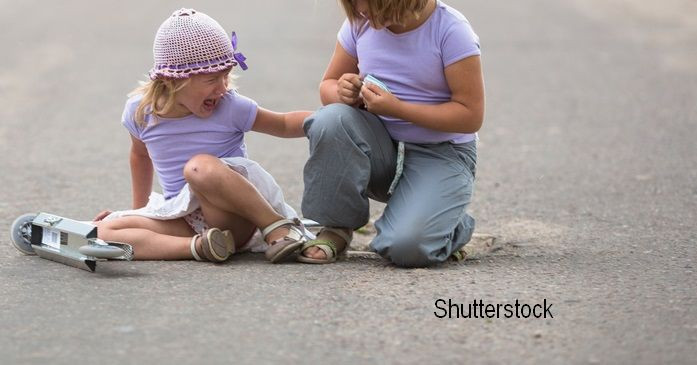 Un bebelus a fost calcat de o masina, chiar sub ochii parintilor lui. Ce s-a intamplat cand au incercat sa o ridice. VIDEO