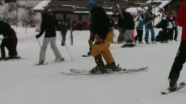Mii de oameni se bucura de vacanta de ziua Unirii, la munte. Pe Valea Prahovei si in Poiana Brasov au gasit zapada abundenta
