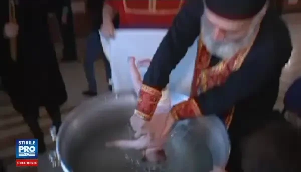 Botez cu acrobatii. Modul in care Patriarhul Georgiei a botezat mai multi copii a fost catalogat drept un abuz. VIDEO