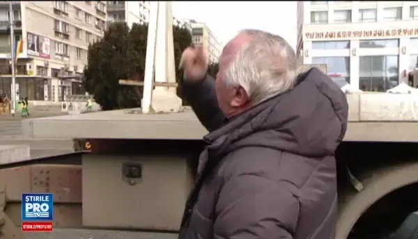 Pregatiri pentru Ziua Unirii la Iasi. Statuia domnitorului Alexandru Ioan Cuza a fost spalata cu zeci de litri de apa calda