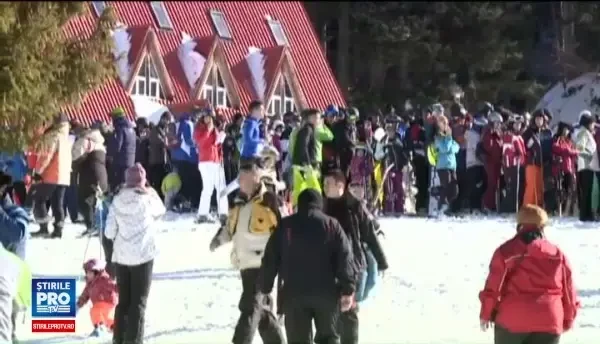Mii de oameni se bucura de vacanta de ziua Unirii, la munte. Pe Valea Prahovei si in Poiana Brasov au gasit zapada abundenta