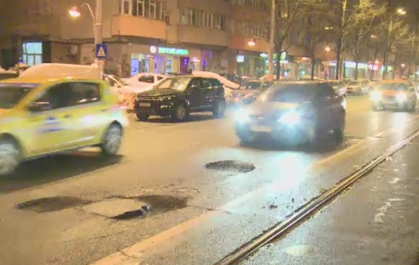 Capcanele din trafic care au aparut dupa topirea zapezii, in Bucuresti. "Am dat 40 de milioane pe reparatii"