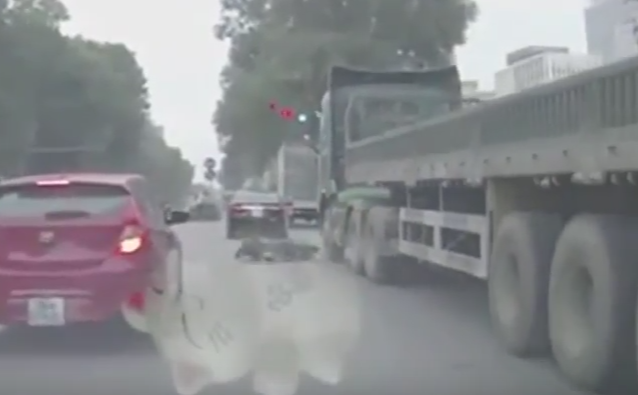 Accident neobisnuit pe o strada din Vietnam. Ce a urmat dupa ce o femeie aflata pe un scuter a fost lovita de un camion