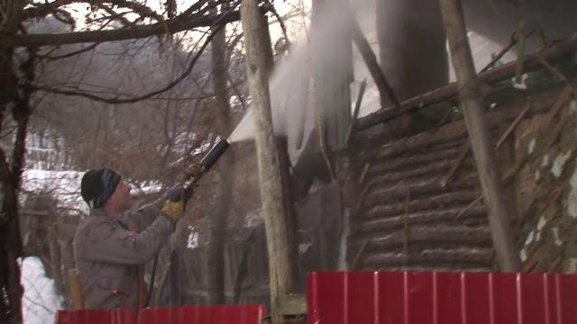 Incendiu puternic luni seara, la o casa din Bacau. Ce au descoperit pompierii dupa ce au stins flacarile