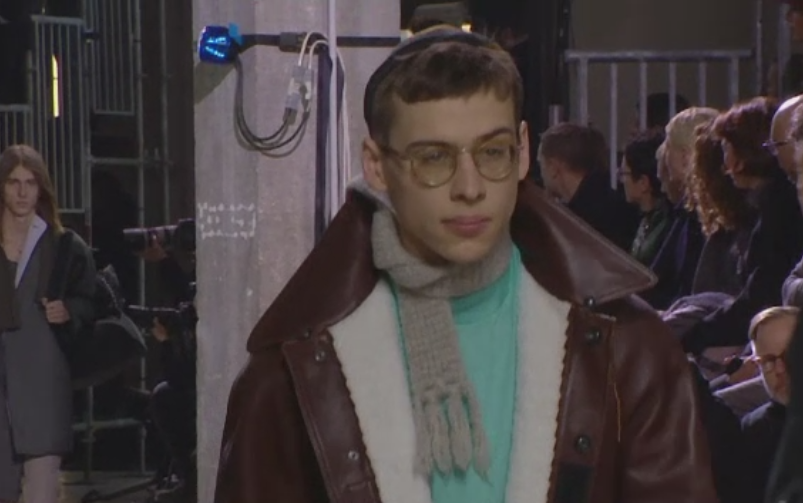 Trendurile in moda pentru barbati, in sezonul urmator – bluze cu maneci foarte lungi si culori inchise