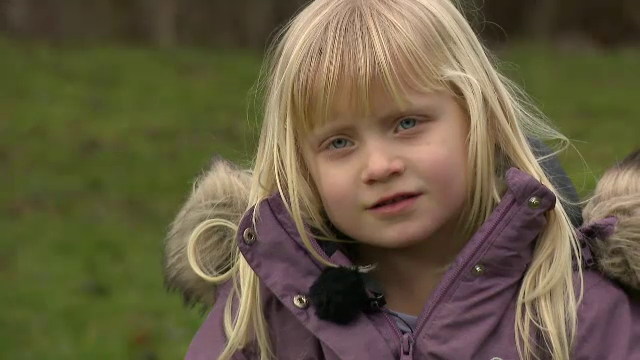 Copiii care petrec putin timp cu parintii devin anxiosi si confuzi. Avertismentul specialistilor