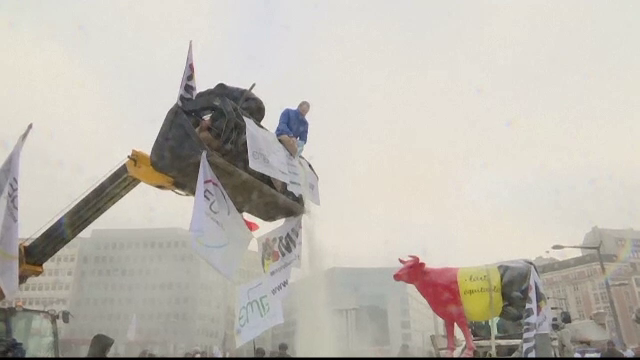 Cladirile Parlamentului European si Comisiei Europene, "imbracate" in lapte praf in semn de protest. Ce acuza fermierii