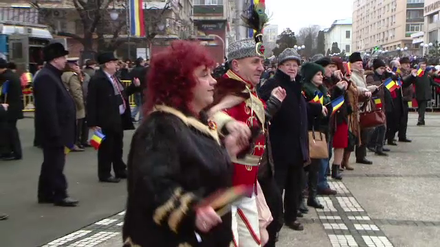 Sarbatoare la Iasi, cu ocazia implinirii a 158 de ani de la Mica Unire. Dupa hora, oamenii s-au luptat sa prinda placinte