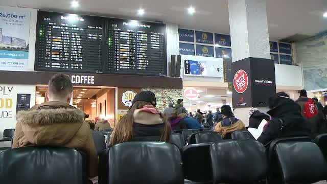 Mai multe avioane nu au putut ateriza in orasele de destinatie din cauza cetii. Ce curse au fost afectate