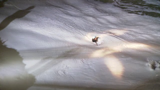 Imagini uluitoare in SUA. Doua femei care se plimbau pe faleza, luate de ape in timpul furtunii