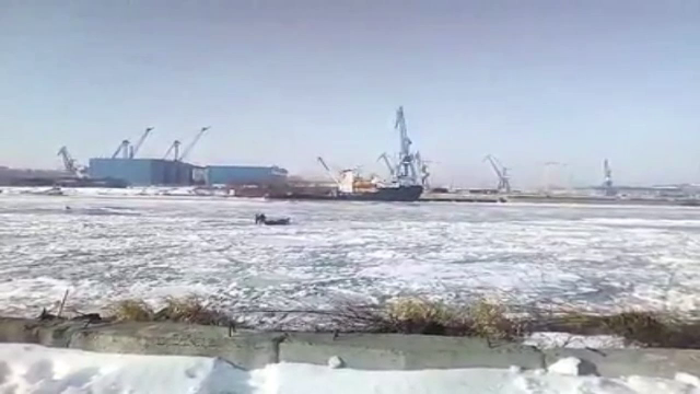 Perseus, singurul spargator de gheata din Romania, se indreapta catre Delta. Gerul i-a facut pe locuitori sa traiasca izolati