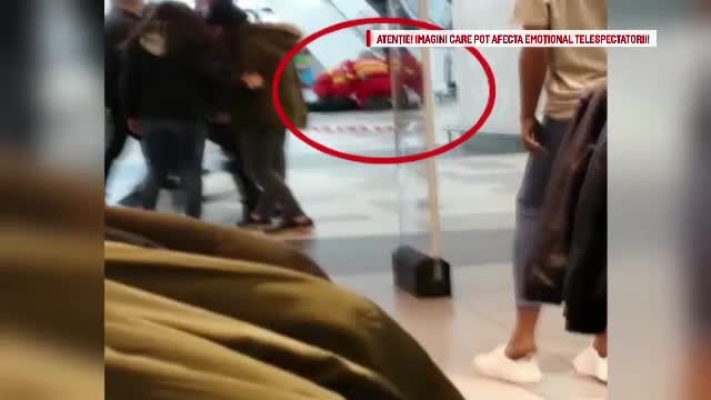 O femeie a murit intr-un mall din Bucuresti, dupa ce a cazut de pe scara rulanta peste balustrada. Ipotezele politiei