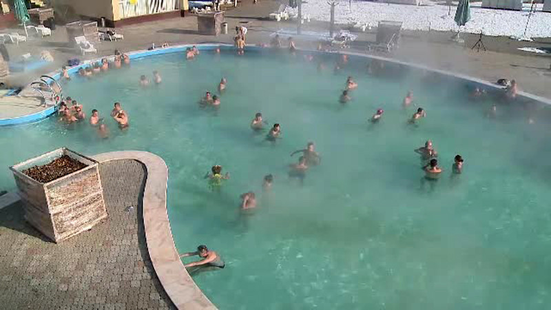 Romanii care merg la strand in plina iarna. Cat costa intrarea la piscinele cu apa termala