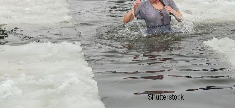 O femeie a sarit intr-un lac inghetat, ca sa isi salveze cainele din apa de -6 grade. Ce s-a intamplat cu animalul. FOTO