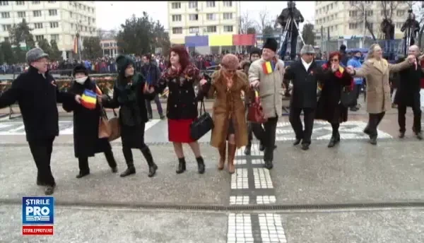 Mica Unire - 158 de ani. 10000 de oameni s-au prins in hora, la Iasi. Prezenti de obicei, presedintele si premierul au lipsit