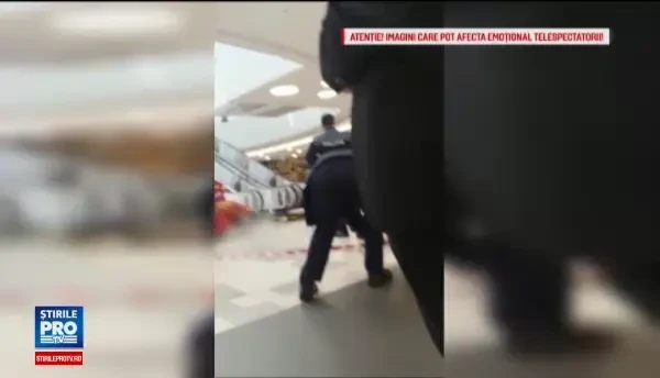 O femeie a murit intr-un mall din Bucuresti, dupa ce a cazut de pe scara rulanta peste balustrada. Ipotezele politiei