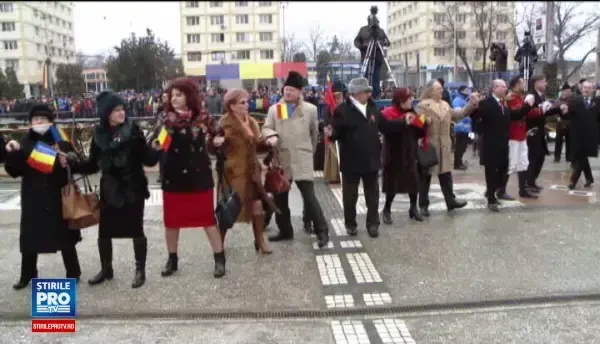 Sarbatoare la Iasi, cu ocazia implinirii a 158 de ani de la Mica Unire. Dupa hora, oamenii s-au luptat sa prinda placinte