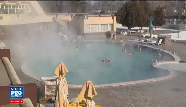 Romanii care merg la strand in plina iarna. Cat costa intrarea la piscinele cu apa termala
