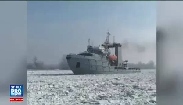 Perseus, singurul spargator de gheata din Romania, se indreapta catre Delta. Gerul i-a facut pe locuitori sa traiasca izolati