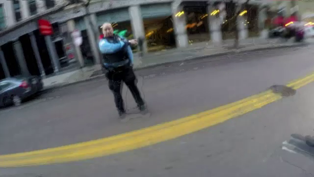 Un motociclist a filmat cu camera de pe casca totul. Gestul facut de acest politist, care il poate costa locul de munca VIDEO