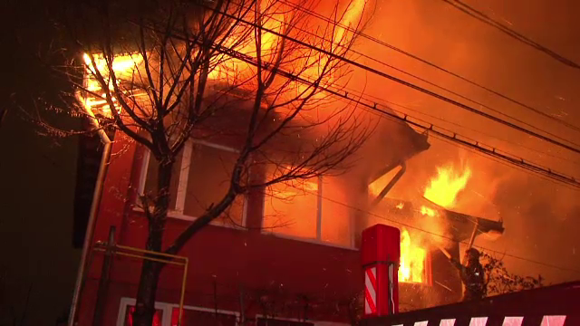 Incendiu devastator, intr-un cartier din Bacau. Pompierii s-au chinuit ore intregi sa stinga flacarile violente
