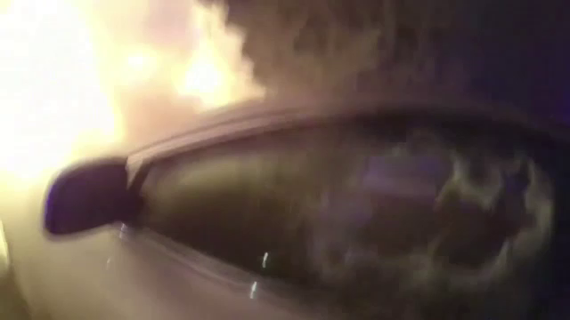 O soferita a ramas blocata in masina care ii luase foc. Cum a fost salvata femeia de politie