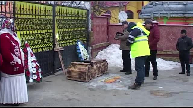 Panica mare printre membrii comunitatii de tigani din Iasi, dupa ce au gasit un sicriu in fata portii. Ce nume scria pe el