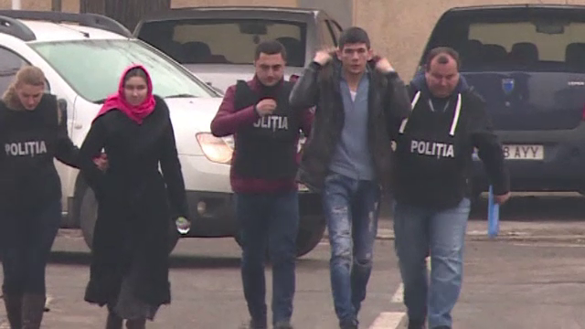 Vraji prin SMS si plata direct in cont. Cati bani cereau escrocii "maica Tereza" si "parintele Anton" pentru descantece