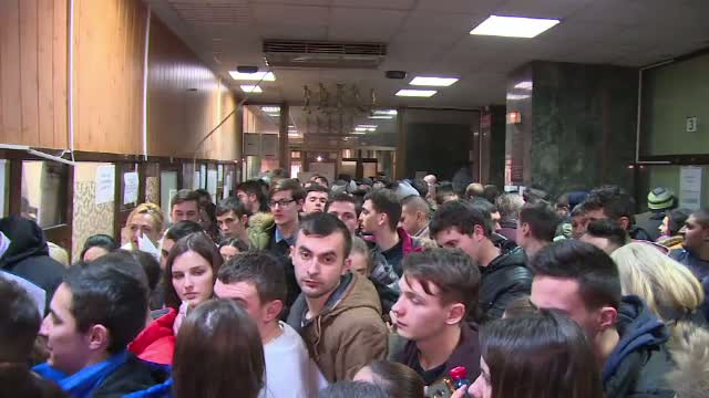 Coada de sute de persoane la serviciul de inmatriculari auto din Pitesti. De la 1 februarie, situatia se va inrautati
