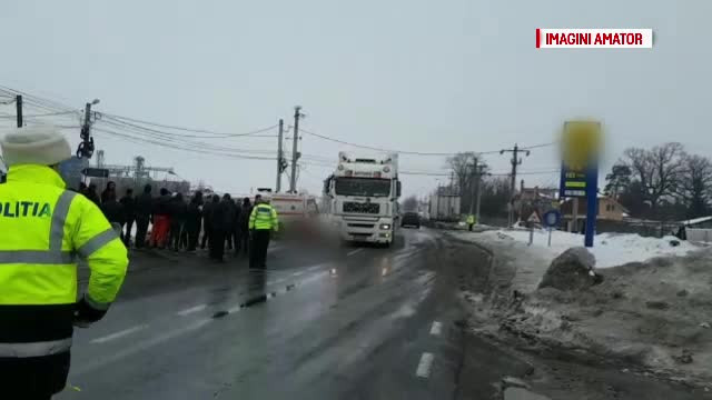 Un barbat de 63 de ani a ajuns in stare critica la spital, dupa ce a cazut de pe bicicleta in fata unui TIR
