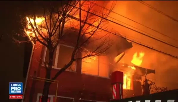 Incendiu devastator, intr-un cartier din Bacau. Pompierii s-au chinuit ore intregi sa stinga flacarile violente