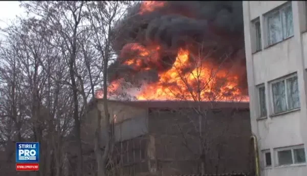 Incendiu puternic la o fabrica din Botosani. Pericol de explozie din cauza cazanelor sub presiune si a tuburilor de oxigen