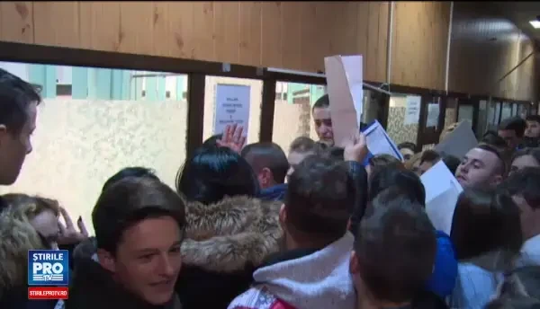 Nervi si timp pierdut la serviciul de inmatriculari auto din Pitesti. 400 de oameni au asteptat ore bune la coada