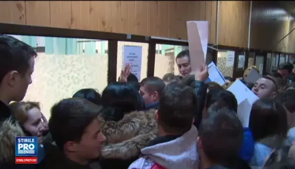 Coada de sute de persoane la serviciul de inmatriculari auto din Pitesti. De la 1 februarie, situatia se va inrautati