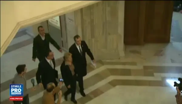 Eduard Hellvig a venit la audieri in Parlament cu 4 serviete cu documente clasificate. Exista interes in a destabiliza SRI