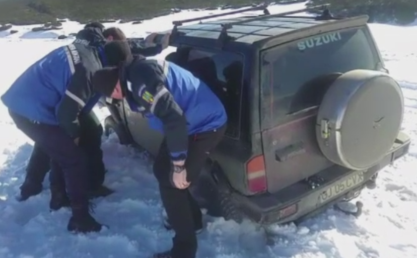 Un cuplu din Bucuresti si copilul lor de 3 ani, inzapeziti in Bucegi. Jandarmii ii avertizeaza pe soferi sa se echipeze