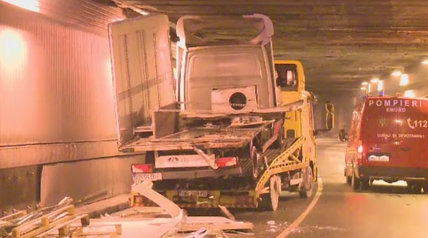 Blocaj in Pasajul Unirii din Capitala, dupa ce un camion care transporta o auto-utilitara a ramas intepenit