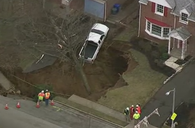 Groapa imensa cu care s-au trezit oamenii dintr-o localitate din Pennyslvania. De la ce s-ar fi surpat pamantul