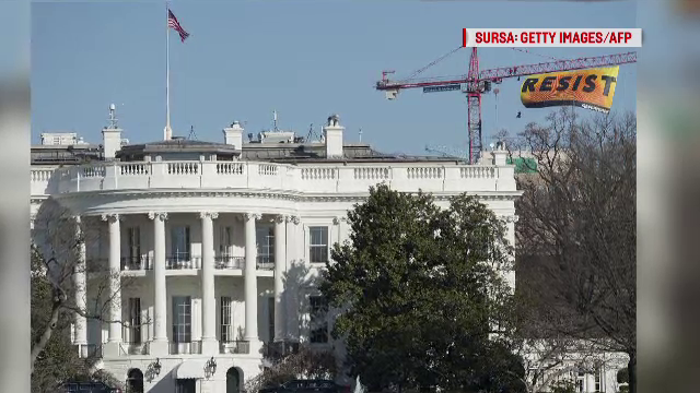 Protestele anti-Trump continua in SUA. Activistii pentru mediu s-au urcat pe o macara inalta de 80 m, langa Casa Alba